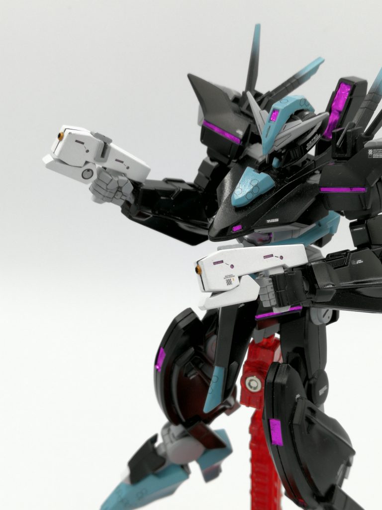 ·GNビームハンドガン
バスターサイズを扱いづらい距離まで接近されたときに牽制用として装備された武器です。連射にも対応しています。未使用時は背中に装備させます。