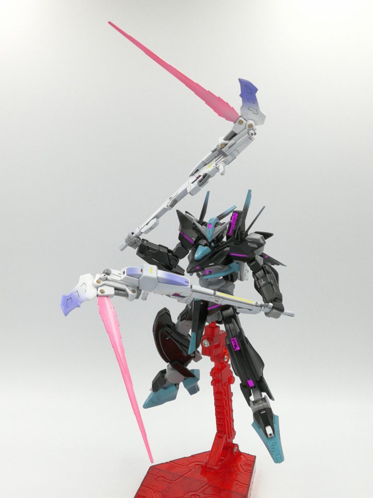 接近戦では鎌状のビームを発生させることが出来ます。更に通常のビームサーベルの様に使うことも可能です。