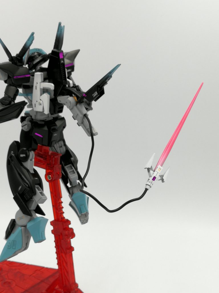 ·GNシザーアンカー
GNファングを装備してない代わりにこちらを装備してます。用途は色々で物を挟んだり、隕石に射し込み機体の移動向きを変えたり。先端からビームやビーム刃を出す事も可能です。