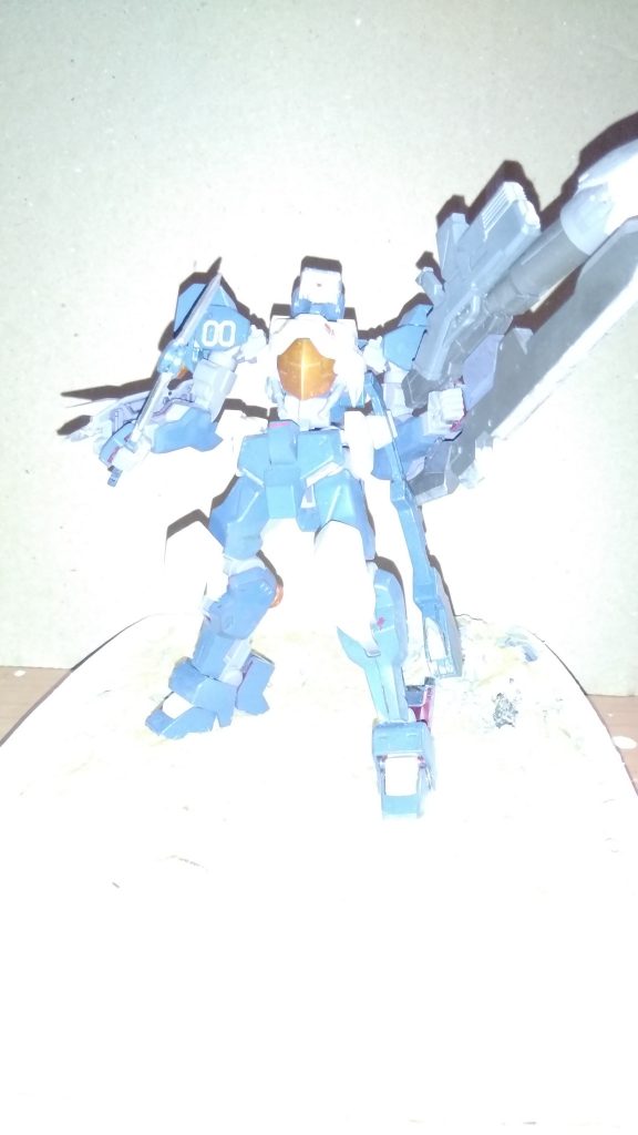 胸元に鉄華団とタービンズのマークがはいっている。これは、鉄華団やタービンズのかたきうち、復習するためである。復習した相手に最後に目にし思い出してて死ぬことを挑んでいるからだ