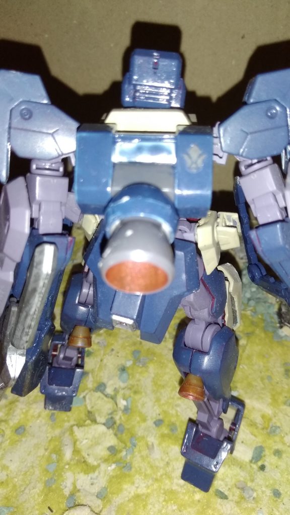 バックパックはもともと2代目流星号についていたものをつかっている。流星号が地球で破損したあと鉄華団本部で保存しておいたもの。それを大破した基地から見つけ出しつかっている。