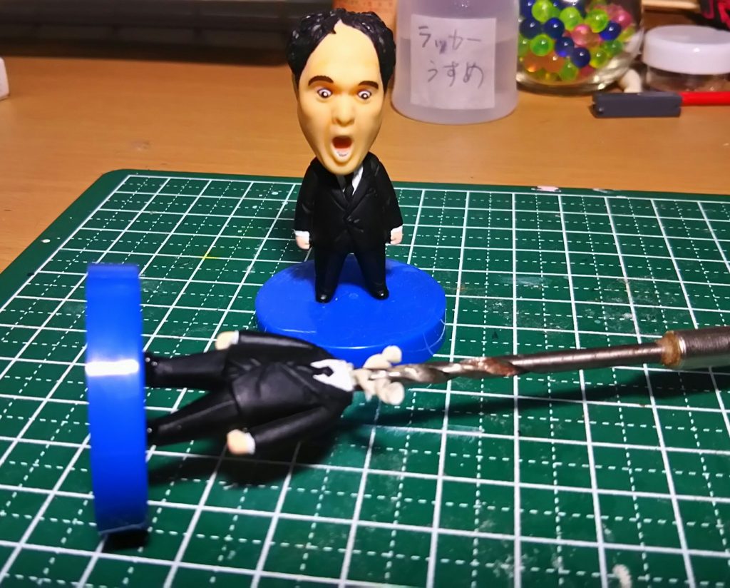 首をはねて3mm穴を開けて適当なランナーをぶっさせば完成!(えー)
その際、ランナーにマスキングテープを細く切ったものを接着面を外側に向けて巻くとガンプラの頭が落ち難くなるよ!