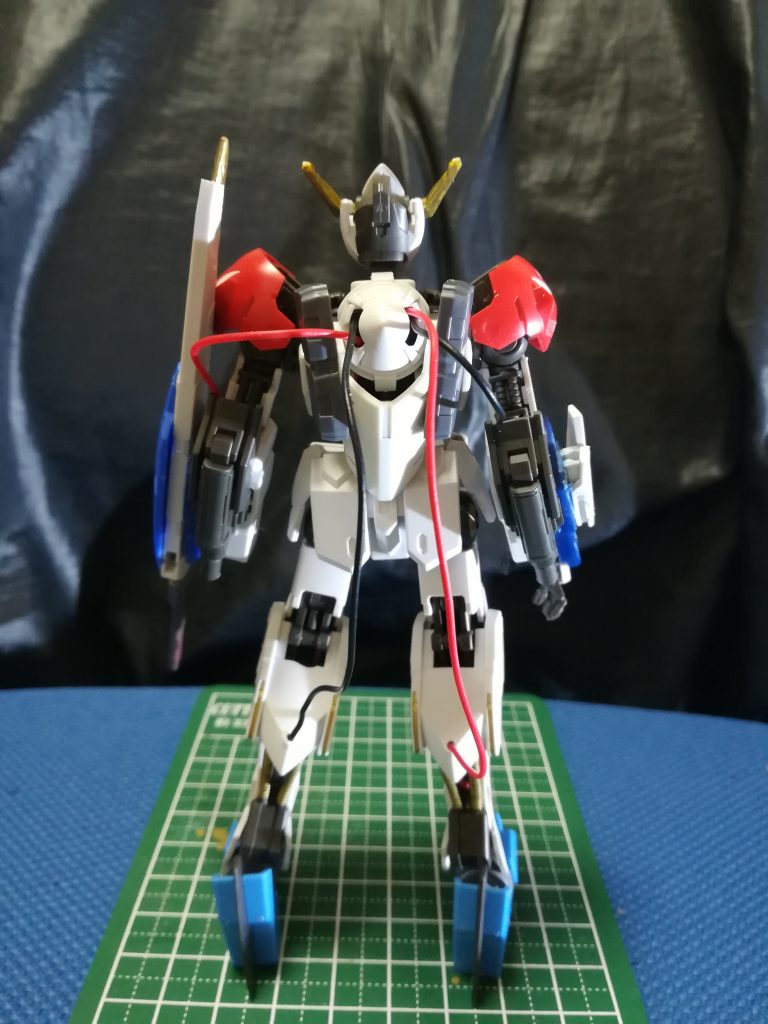 背面
謎のリアクターのエネルギーを伝達する為に機体のあちこちにコードをつけた、また
謎のリアクターの影響で、機体単体での超長距離の飛行が可能になっている
と言う設定です