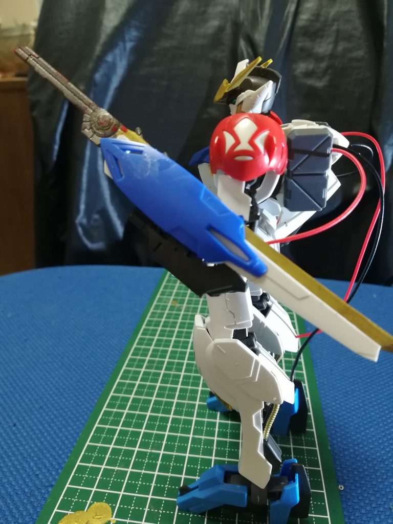 腕に武器をマウントしている部分は、バエルの背中についてるバインダー的なもので作りました