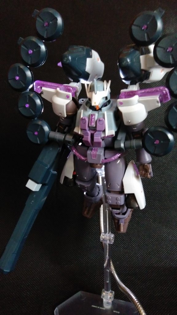 プラネイトディフェンサーにもクリアパーツを埋めました。
光の角度によっては発光して見えます。
ん?足が生えた?!