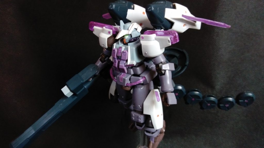 頭部はマグアナック顔を選択しました。
ダブルオーダイバーの余剰パーツやランナータグでガンダム顔に。