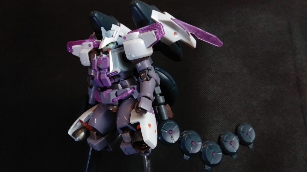 機体各所のクリアパーツは、ディナイアルガンダムのランナーやランナータグを加工。
フェネクス風な巡航形態です。