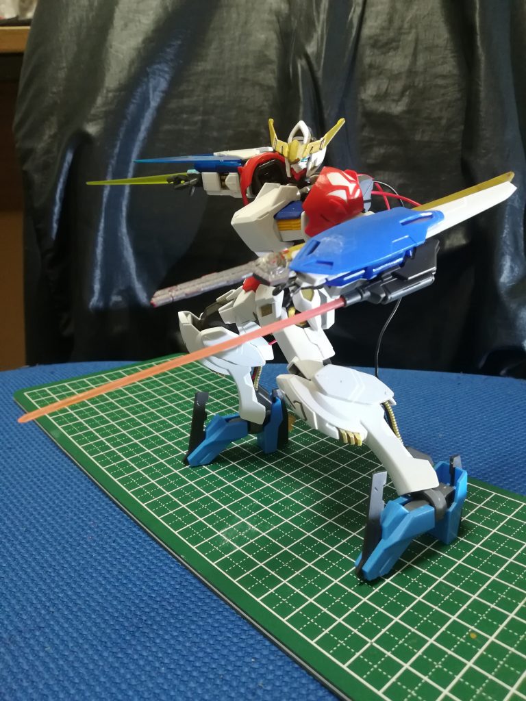 機関砲からビームサーベルを発生させる事が可能になってます
一応設定が、
謎のリアクターのエネルギーを使って
何か出来ないかと技術者達が悩んでいたところ、とあるデータを見つけた。
それは過去に存在した人類の敵の武装についてのデータだった。
その武装が、今回持ち込まれた謎のリアクターと同じ、リアクターのエネルギーを使った近接武器だったのだ。
しかし、ナノラミネートアーマー相手ではビーム兵器は意味がないはずなのだが、
そのMAは、数多くのガンダムをビームサーベルで葬った
そのデータをみた技術者達は、同じリアクターを使っているのなら、これを使えるはずだとこのビーム兵器を採用した
と言うものです