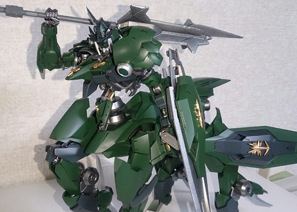 アルヴァーク・イオロス
ボードウィン家が開発したシルエットアーチャー計画の機体のひとつ。Vフレーム「ロスヴァイセ」の流れを組む四脚型レギンレイズ「アルヴァーク」をもとに、ジュリアのパーツ等で強化されており、馬体の内部には過去にボードウィン家に倒されたドレイク型のMAのリアクターが積まれている。上半身、馬体、そして制御用に馬体後部にもリアクターが使用されており、GフレームやMAにも匹敵する出力を誇る。