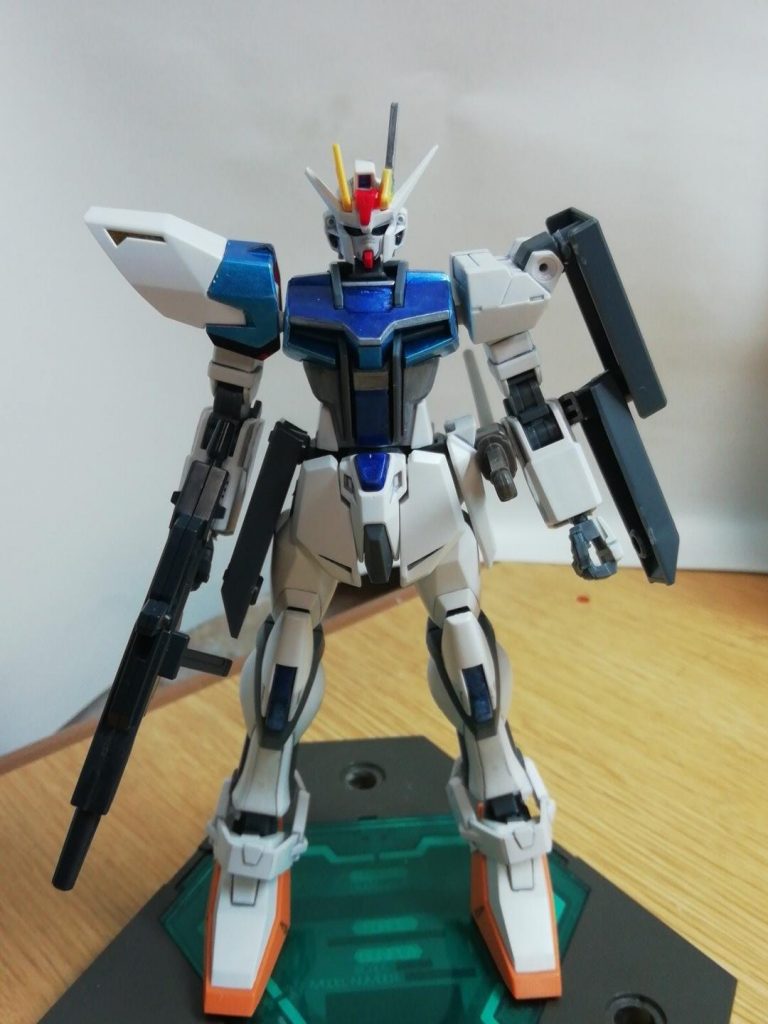 バックパックと合体する前の状態です
武器はビームライフルと刀の２つです
頭部のアンテナは折れた物の替わりに新しいのを付けた
左腕は辞めた友人から貰った部品で直したという設定