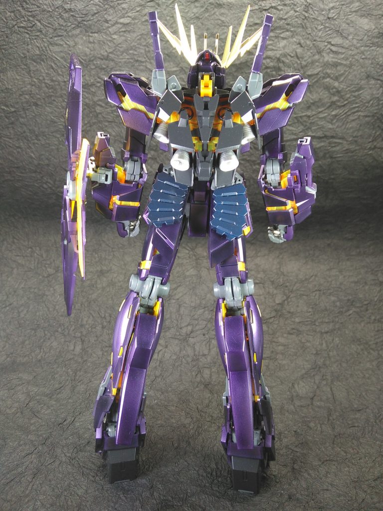 内部のフレームやサイコフレームなどABSのパーツがいっぱいだったので基本その分は無塗装にしました
バーニアはせっかくなのでプライマー塗ってシルバーで