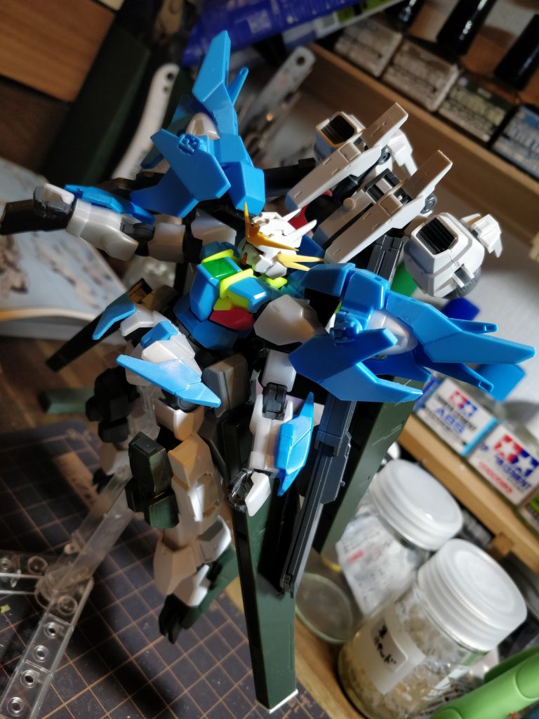 スカイをベースにサバーニャをミキシングして形を構想している段階。一撃必殺が欲しくてメガライドランチャーを装備することに。