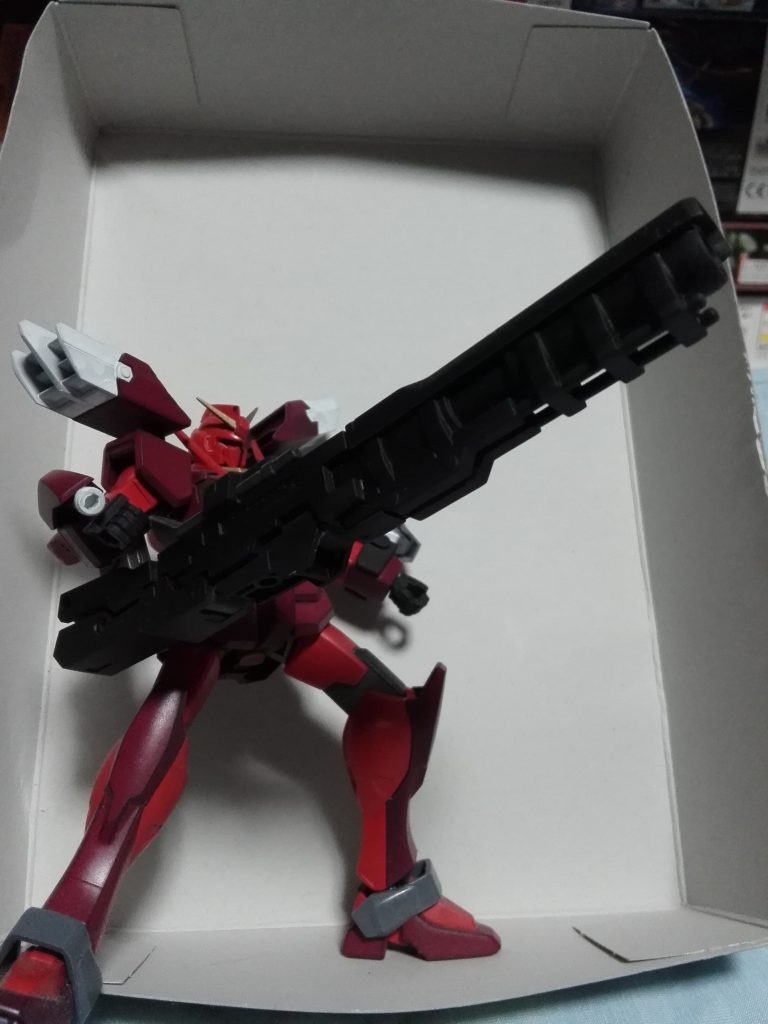 設定としては、二期の最終決戦で失われた(？)GNﾄﾞﾗｲｳﾞの修復、復元が完了するまでGNﾄﾞﾗｲｳﾞ[T]とそれによるトランザムの研究用の機体。 0ガンダムはトランザムに対応可能機体であったと仮定した上でより効率的な運用を目的に強化回収したのが本機である。 と言うにわか者の妄想を具現化したのがこの子です ^^;