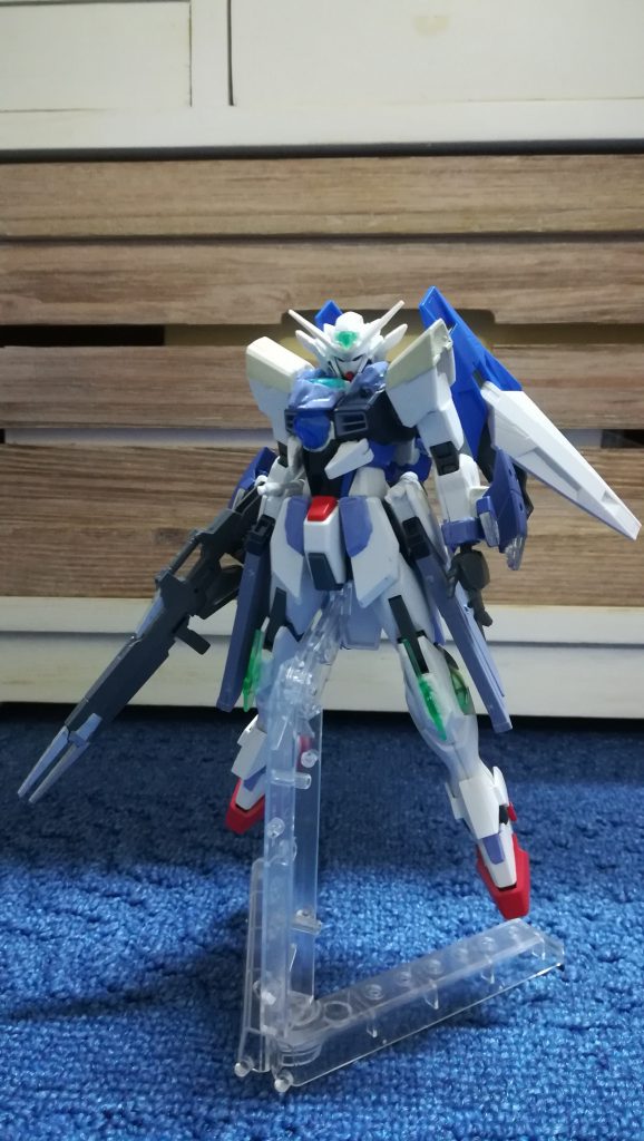 前からのショット)
ベース機体は、きっとフリーダムダムだと思われた方多いでしょう、いや多いはずです(^o^;)
実は、クアンタベースで作ってます。腕以外はほぼクアンタベースで作ってます‼️
当初の計画では、追加装甲をすべて外してクアンタが出てくる予定でしたがお腹の改造をした時点で無理だと自覚し断念しました。いつかやってみたい泣
頭部は、アメイジングエクシアとフリーダムのミキシング品です(^_^)v
結構お気に入りです(o`・∀・´)ノ
脳内設定❭
この機体は、元々格闘戦に特化しているクアンタに、大気圏内外で自由に飛び回るフリーダムの要素を追加しているため姿勢制御、機動力に長けている。
また、肘についていたコンデンサは稼働の妨げとなるため腕の方へ移動されている。
これにより、より人間らしい動きが出来またナックルを繰り出す際のエネルギー供給もより効率がよくなっている。