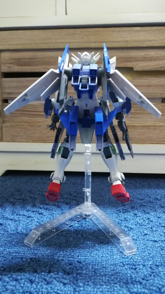 バックショット)
大気圏内外関係なくまるでほうき星のように動き回るその姿は、敵見方関係なく魅了しついた異名は、『天零』。この由来は秘密です(^o^) また、本機の正式名称もまだ明かされてないという設定です。
実際のところ、複数候補があり悩んでいます笑
早く綺麗に動く機体をイメージしていたのであまりスラスターと一目でわかるものは着けていません。