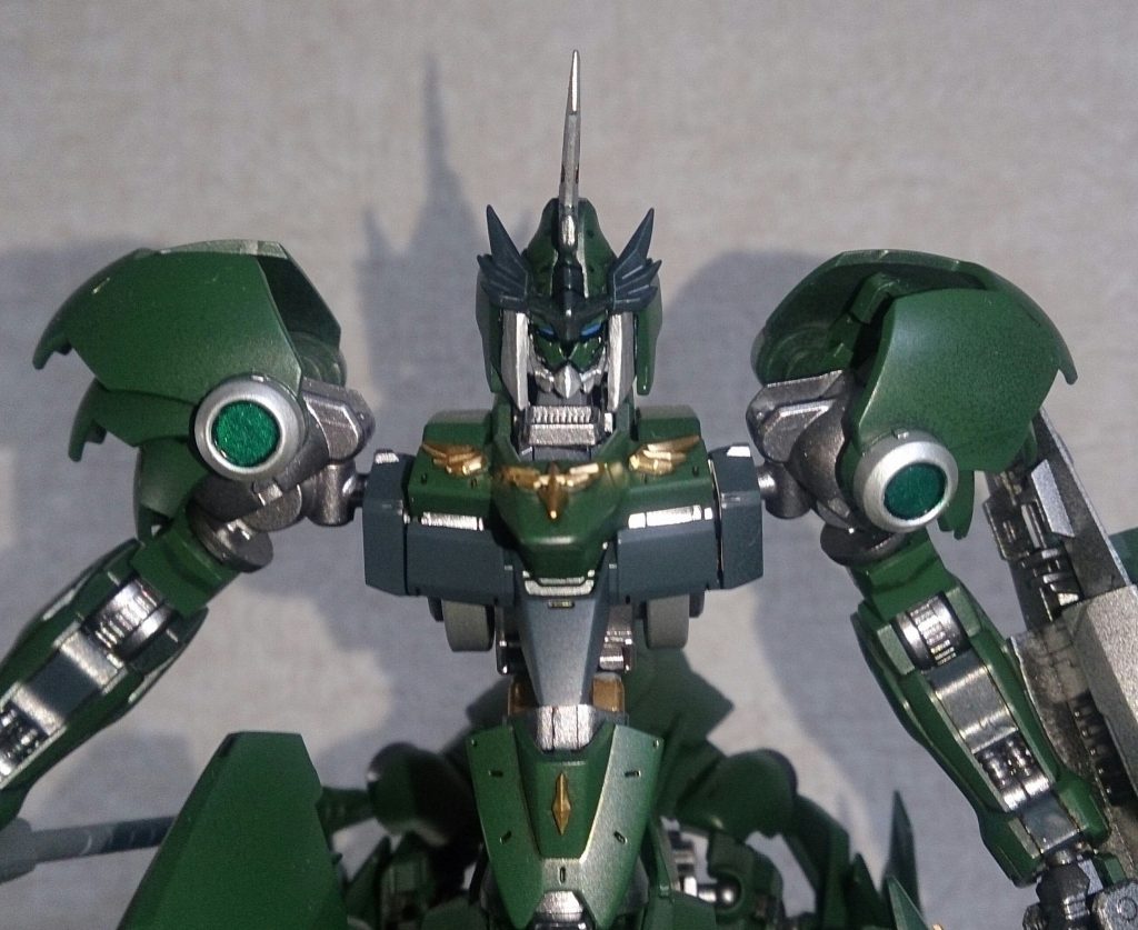 頭部付近
何の因果か、残っていた改造途中のキマトル頭。それにオリジンのフェイス、エンブレムレリーフ、プラ板等で本家に似るように改造しました。腹部にはジュリアの後頭部を貼ってます。