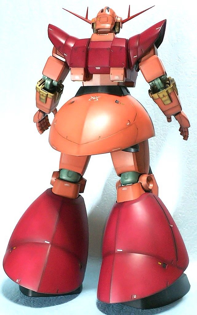 塗装は以下の通り。
グレー→シャアピンク
ブルー→シャアレッド
ブラック→NATOブラック(タミヤ)
レッド→メタリックレッド
イエロー→ゴールド