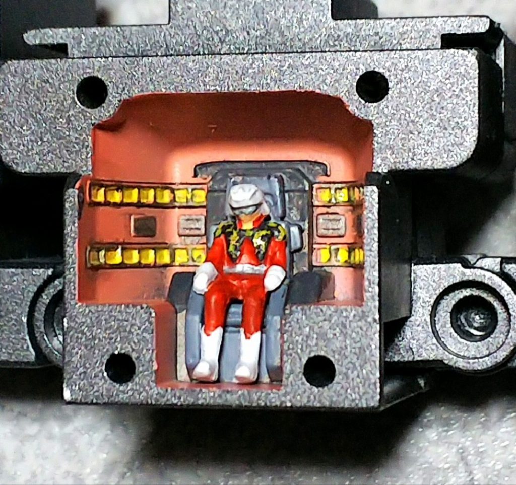 コックピット。
シャアが搭乗中・・・内部も必死に塗り分け。