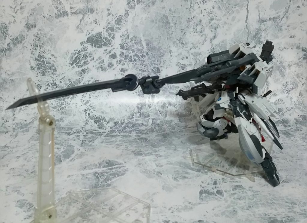 シールドアームは伸縮式であり、連結されている高周波ソードの間合いはとても広い。