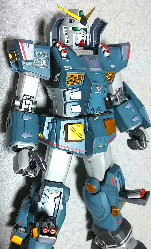 ミサイルポッドも、キッチリ塗り分け。
マク○スのキットに比べれば、負担は軽いかも(笑)