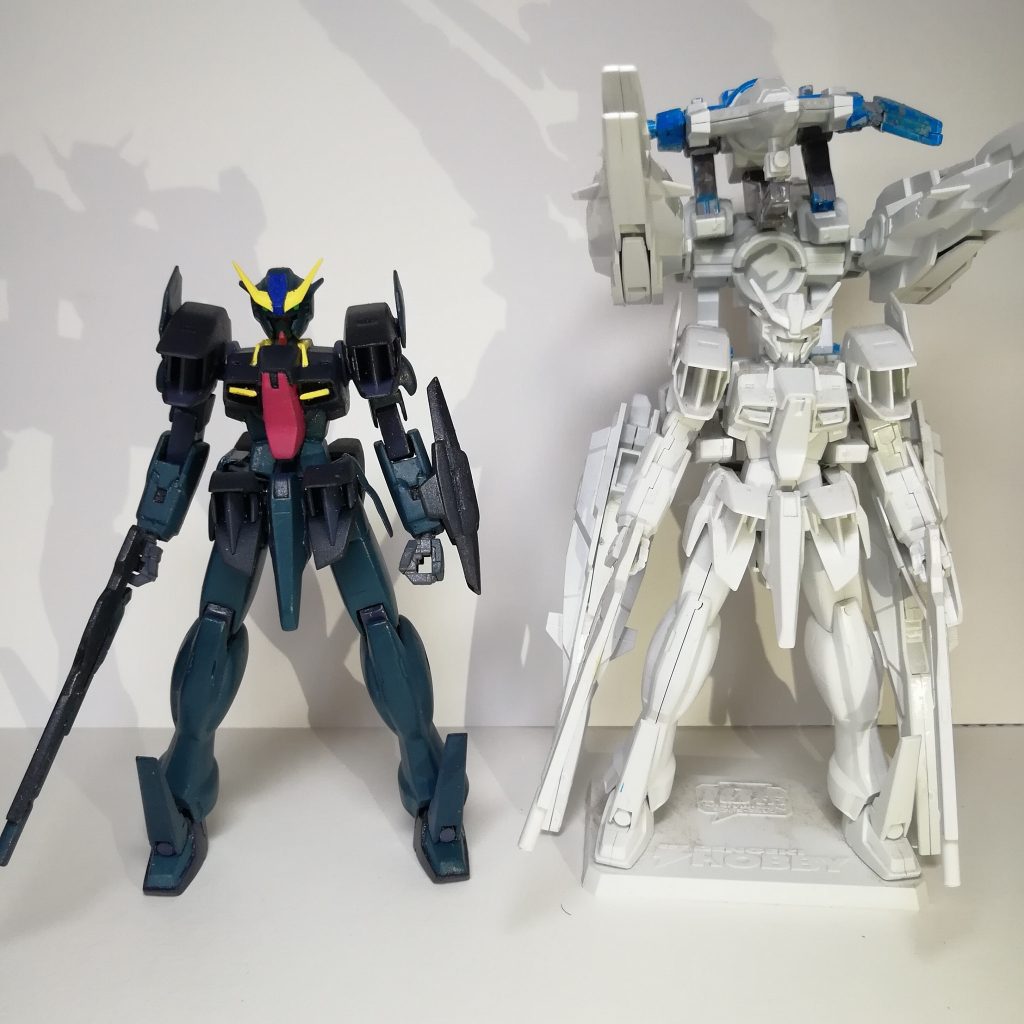 元のキットと比較。シールドはアタッチメントを自作し側面にくるようにしてます。達成感半端ないです。