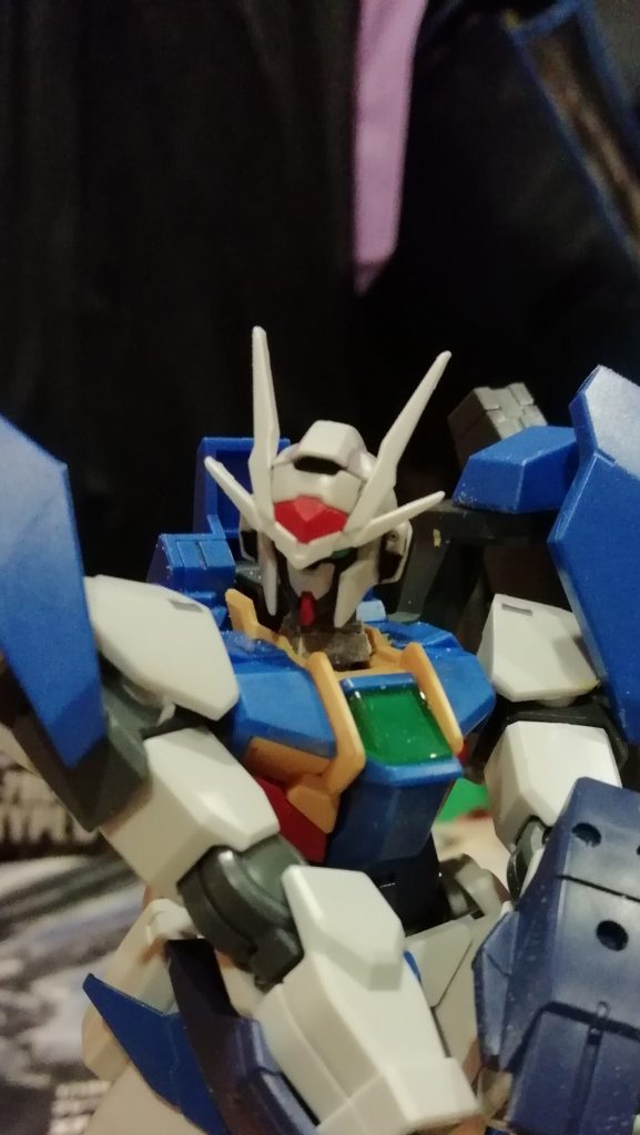 首のポリにピンバイスで穴をあけ、waveの
Uバーニア正方形を間に入れ、真鍮線を通して瞬着で固定