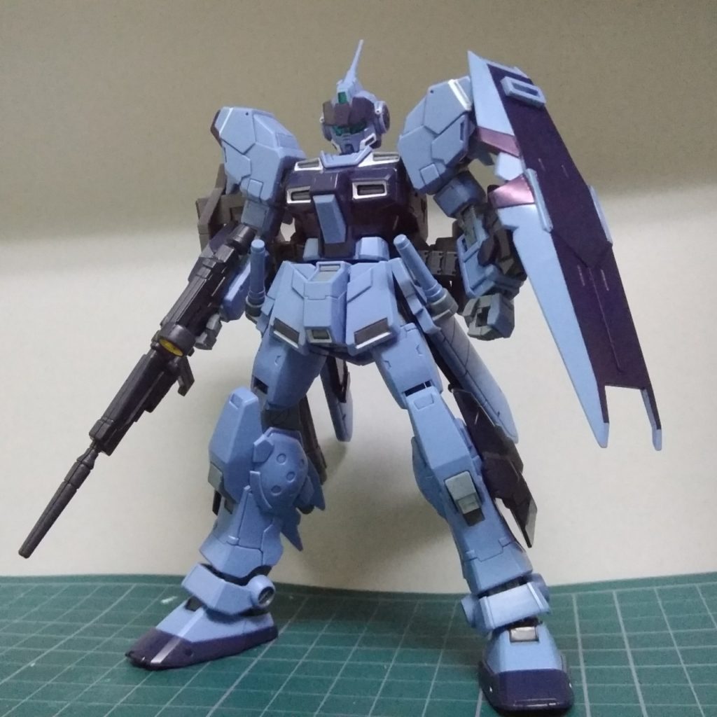 このキットはとてもシールを貼る箇所が多いのですが一切シールは使わずガンダムマーカーで部分塗装しました。筆も使わず塗装したのでところどころ大変な箇所もありました。お陰で塗りムラも多いです...。
それと少々ディテールアップもしました。(後述)