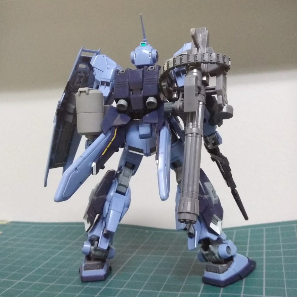 後ろ
特にガンダムマーカーのホワイトで塗った所は塗って乾燥させてその上から塗るを繰り返しやっていきました。