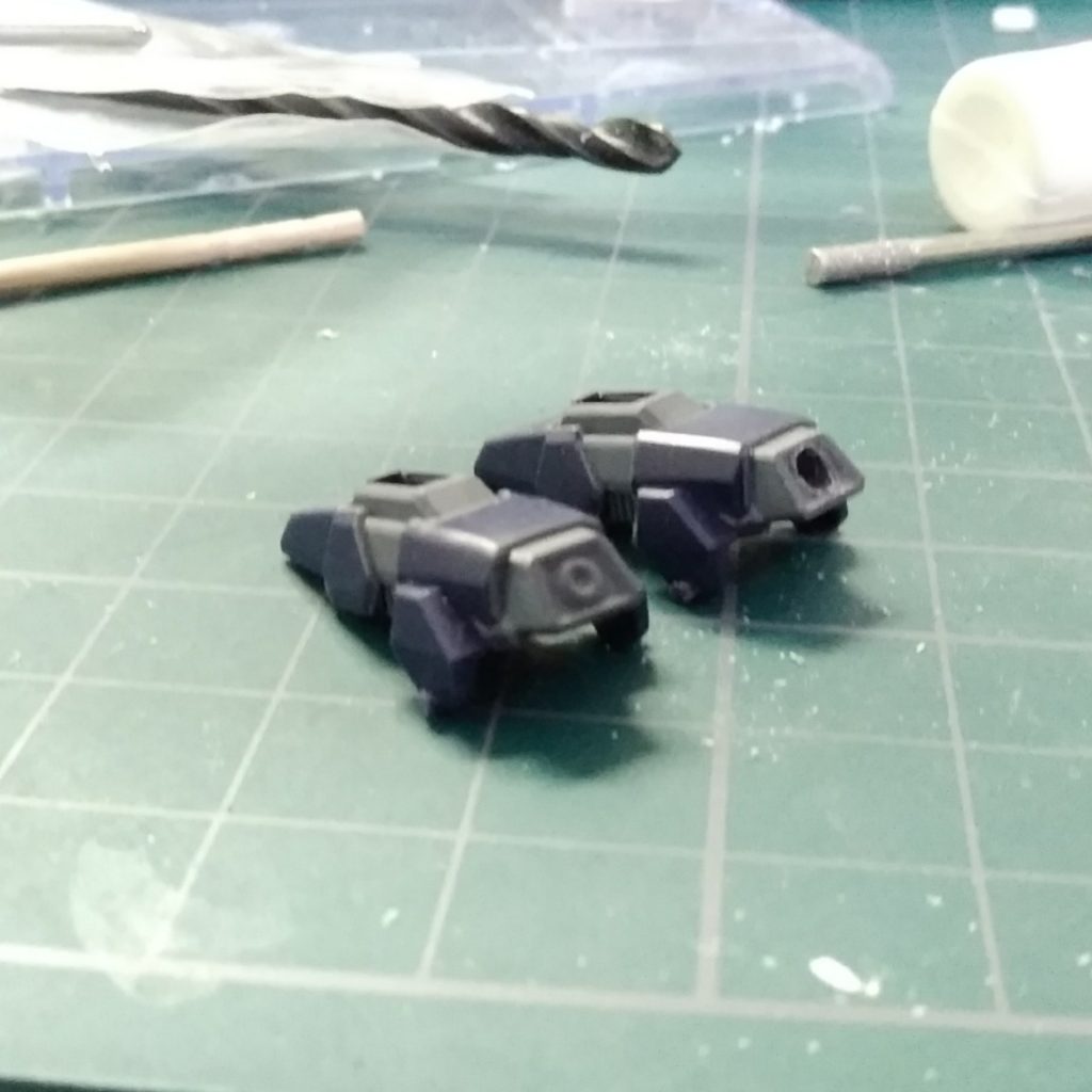 腕部ビームガンのディテールがそれっぽくなかった気がしたのでドリルで適当に穴を開けて