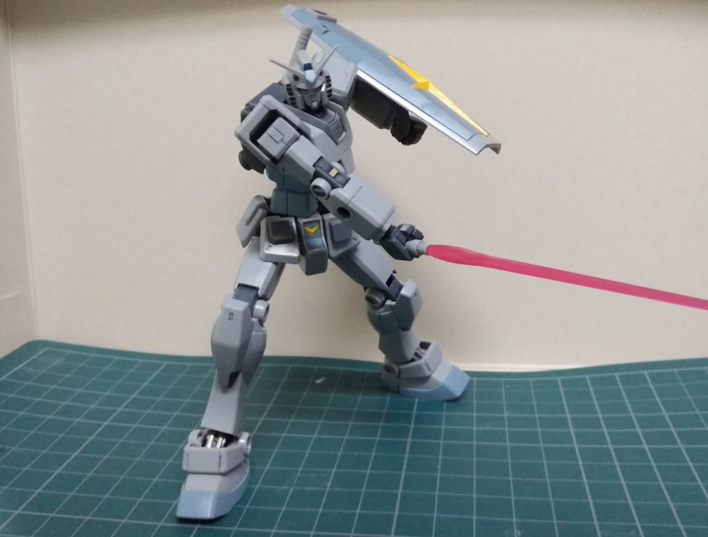 ビームサーベル抜刀
足首シリンダー部は百均のプラチナペイントマーカーで塗装。