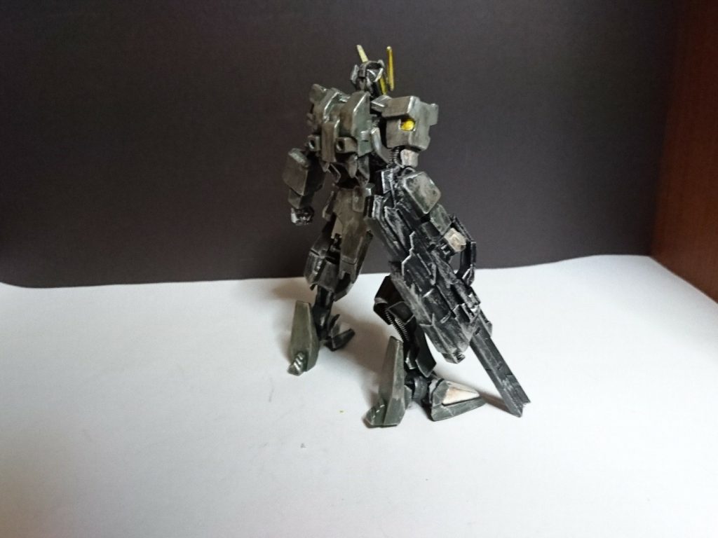 以前作ったガンダムサブナックに汚し塗装を付け加えてつくりました。