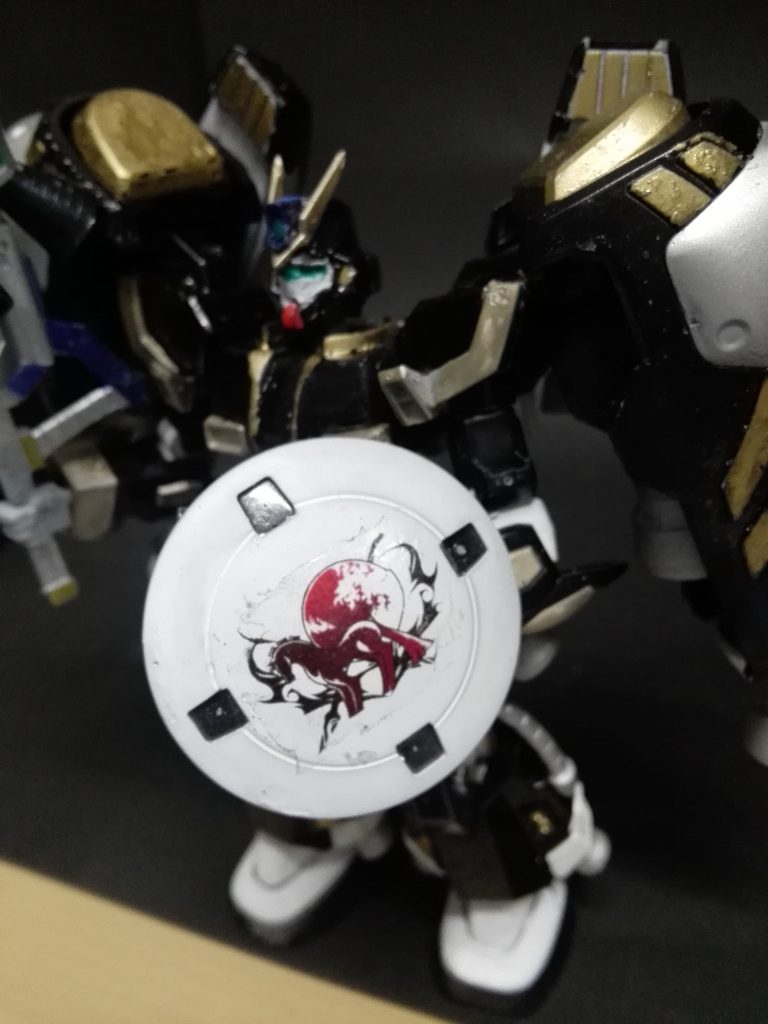 盾には所属フォースのエンブレムのデカールを作って貼り付けました。
盾裏にはサブウェポンのビームサーベルがあります。
エンブレム製作:玻璃絵師