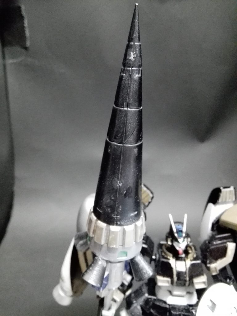 主武装の黒槍「グングニル」
設定上はただ貫くだけではなくドリルのように回転して貫通力をまじてる感じです。
槍そのものにもブースターがついてるので突きを放つ際スピードが急に増したりするので見切りにくいという特徴があります。