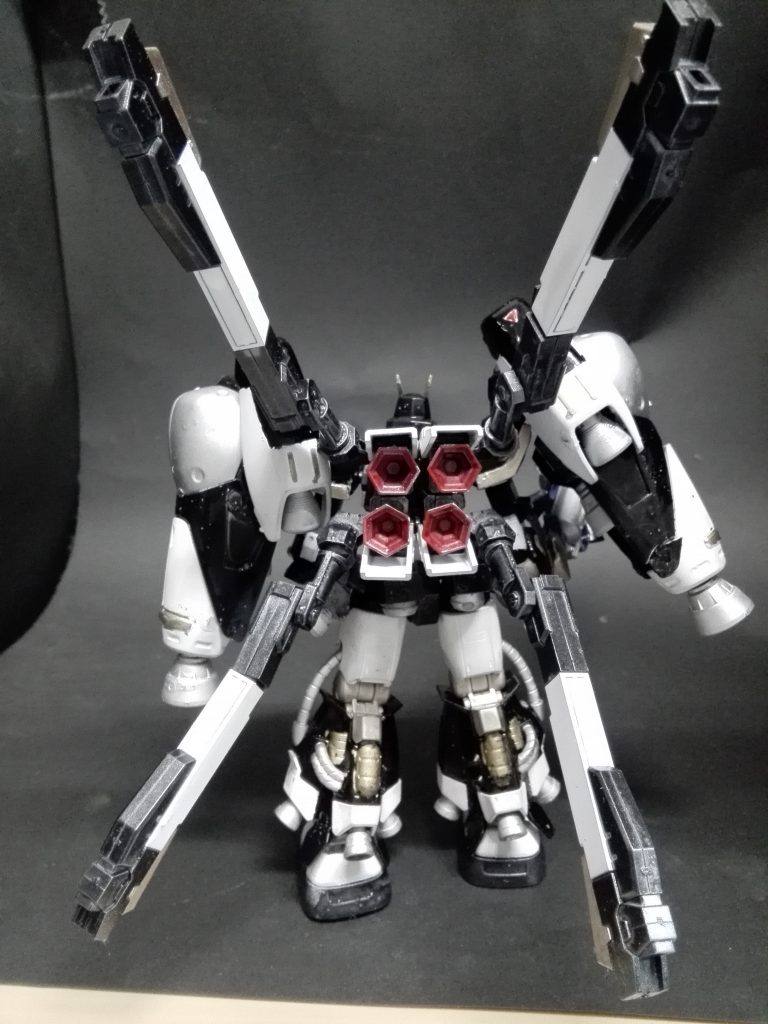 背面です。
ブースターそのものはMSGのプロペラントタンク〈角〉を2セット使用しくっつけたらちょうどいい感じになりました。