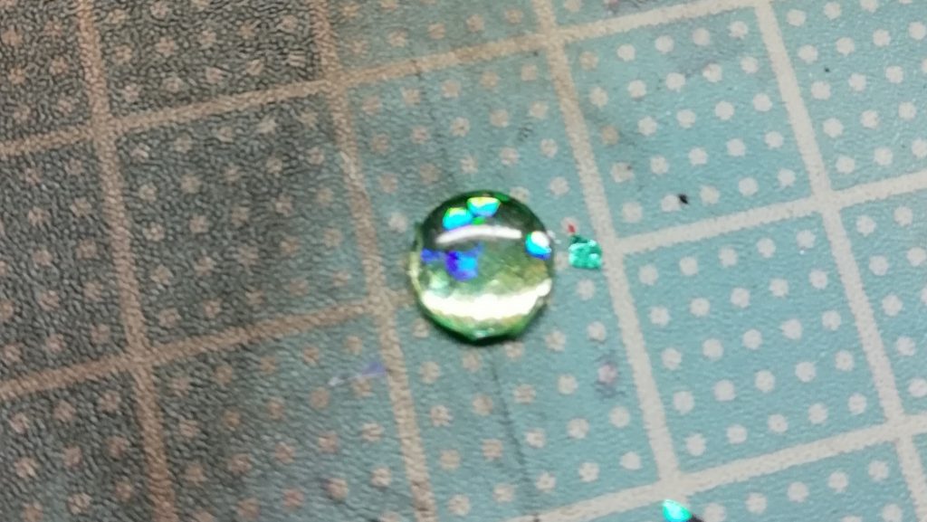 ダイソーで買ったホログラムテープを裏に貼り付けたダブルオーダイバーの肘レンズ。
本当はクリアグリーンを塗るつもりでしたが塗料が固まっており断念。