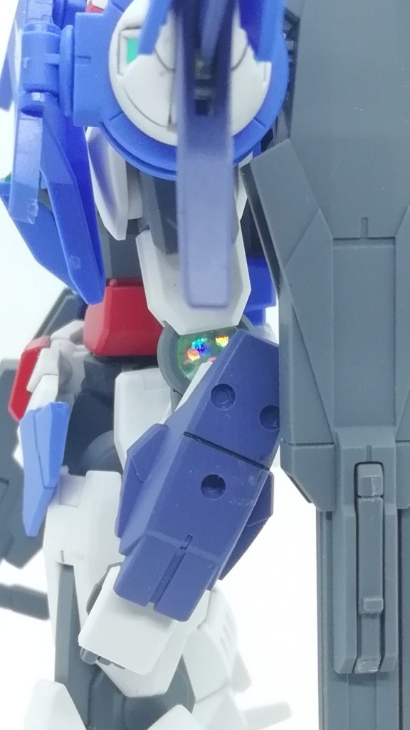 本来は無色クリアのものを嵌める肘ですが、ダブルオーの肘にコンデンサが無いことに違和感を覚えたのでダイバーの物にホログラムテープを貼って嵌め込んでいます。