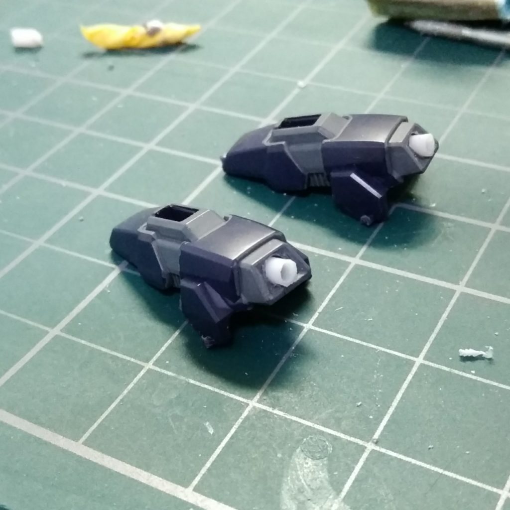 市販のプラ棒にも銃口となる穴を開け差し込みました。