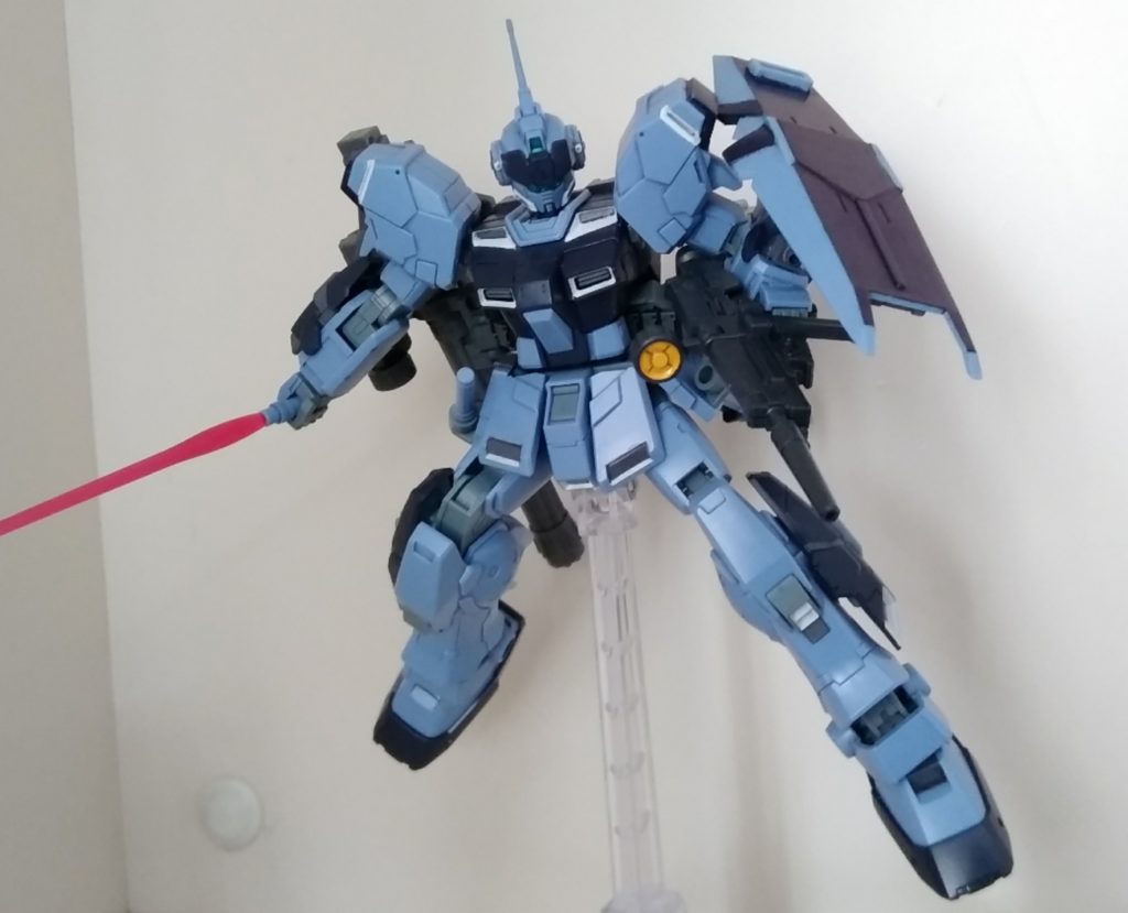 ビームサーベルとか持って
ちなみにシールドなどの藍色の部分は下地にファントムグレーを塗りその上からリアルタッチマーカーブルーで塗ったらそれっぽくなりました笑