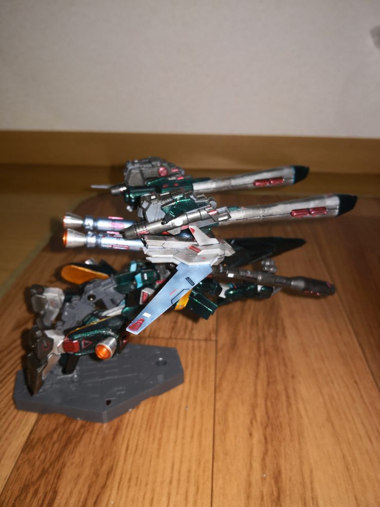 横から見ると、背部はだいぶごつくなってます。