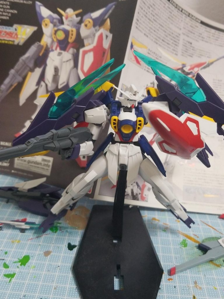 今回もほとんどシンプルな改造しかおこなってない
腕と足をAGE2マグナムのものをそのまま付け替えただけで、サイドアーマーをF91のものに変えただけである
唯一手を加えたのは頭とシールドだけである
(写真は途中経過)