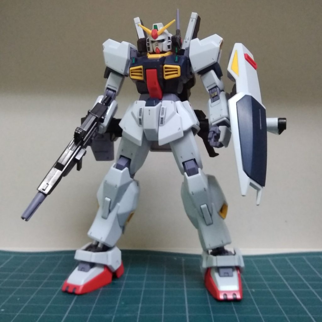 フル装備
いつも通りシールを使わずガンダムマーカーでの部分塗装仕上げです。ただ、1箇所だけ手を加えました。(後述)