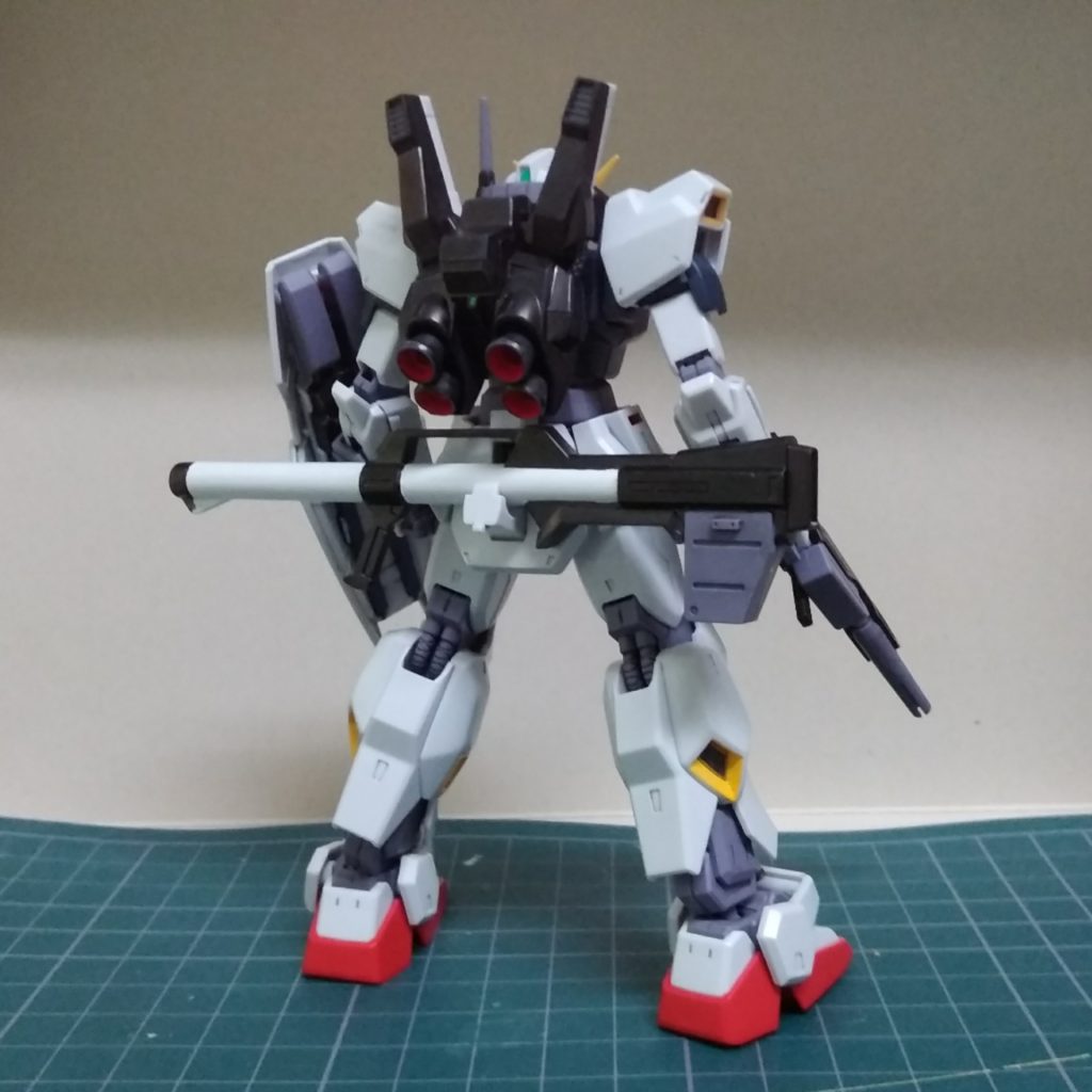 後ろ
部分塗装とはいえこのキットは以外と塗るところ多かったと思います。本体は主にバックパックや手脚のダクト部を塗りました。