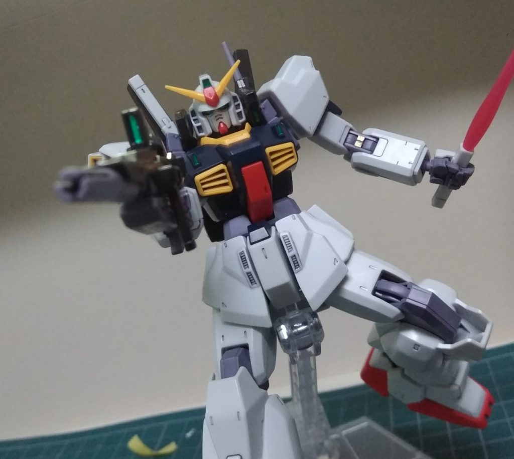 ビームライフルは単色成形だったのでマスキングしてガンダムマーカーで塗装しました。