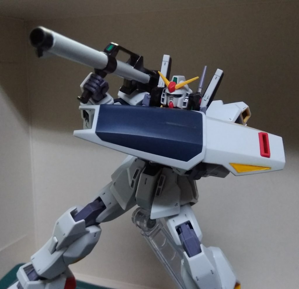 ハイパーバズーカも単色成形で1番塗装に苦労した武器でした。砲身のホワイト部のマスキングが失敗してそこだけやり直すハメになりました...。