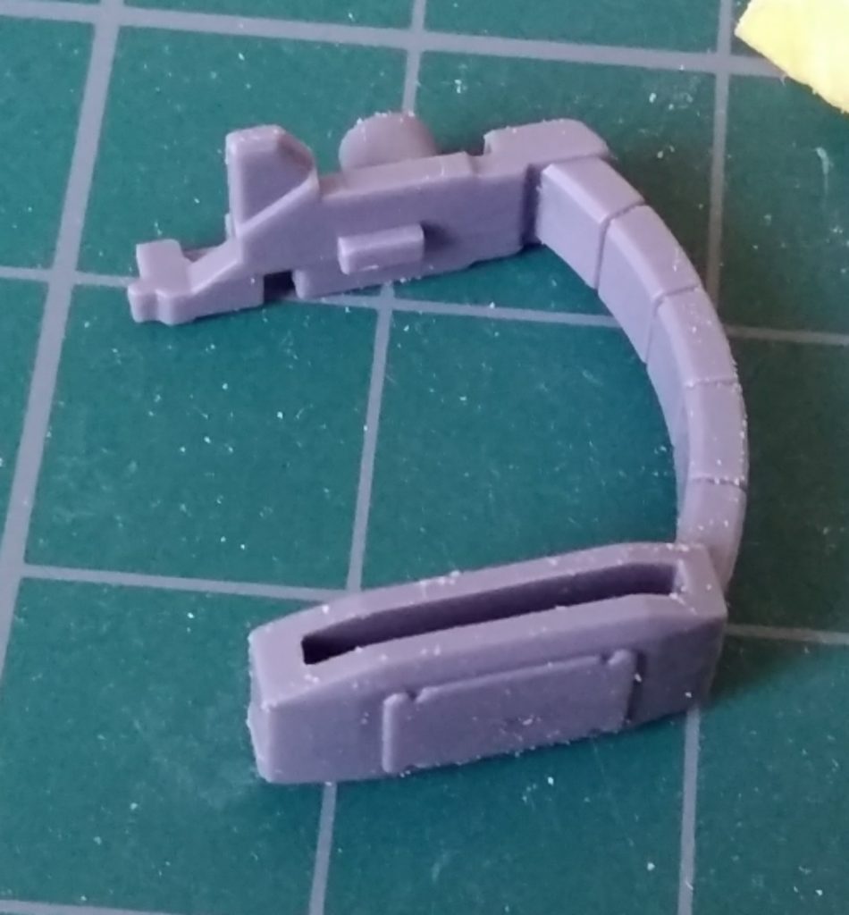 バルカン·ポッドを下から見ると細長い肉抜き穴がありました。「埋めたいけどパテは無いしな...」そこでパテの何か代わりになるものが無いかと模索したところ、