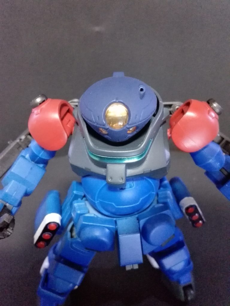 銀のラピーテープを頭部の内部に貼付、カメラのクリアパーツを内側からリアルタッチマーカーのオレンジで塗装。予想より黄色く光ってくれました。
そして…