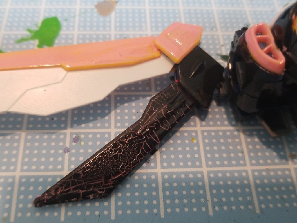 そしてちょっとミスった点
ウイングユニットの部分を最初はピンクで塗装してたが、なんか違うなって思って黒に塗り直した
そしたらなんか画像のようにすごいことになってしまった
まぁこれはこれで模様みたいなんで良いかなと思いそのままにしてある(汚いけど)