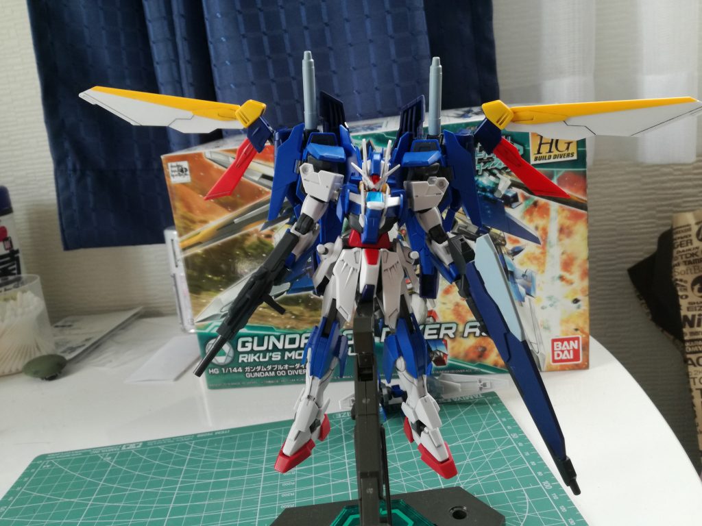 ダイバーエースユニットを外してバインダーを後方に動かすとウイング展開が出来ます。ウイングガンダムのバックパックのウイングが180度位前後に動かせます。