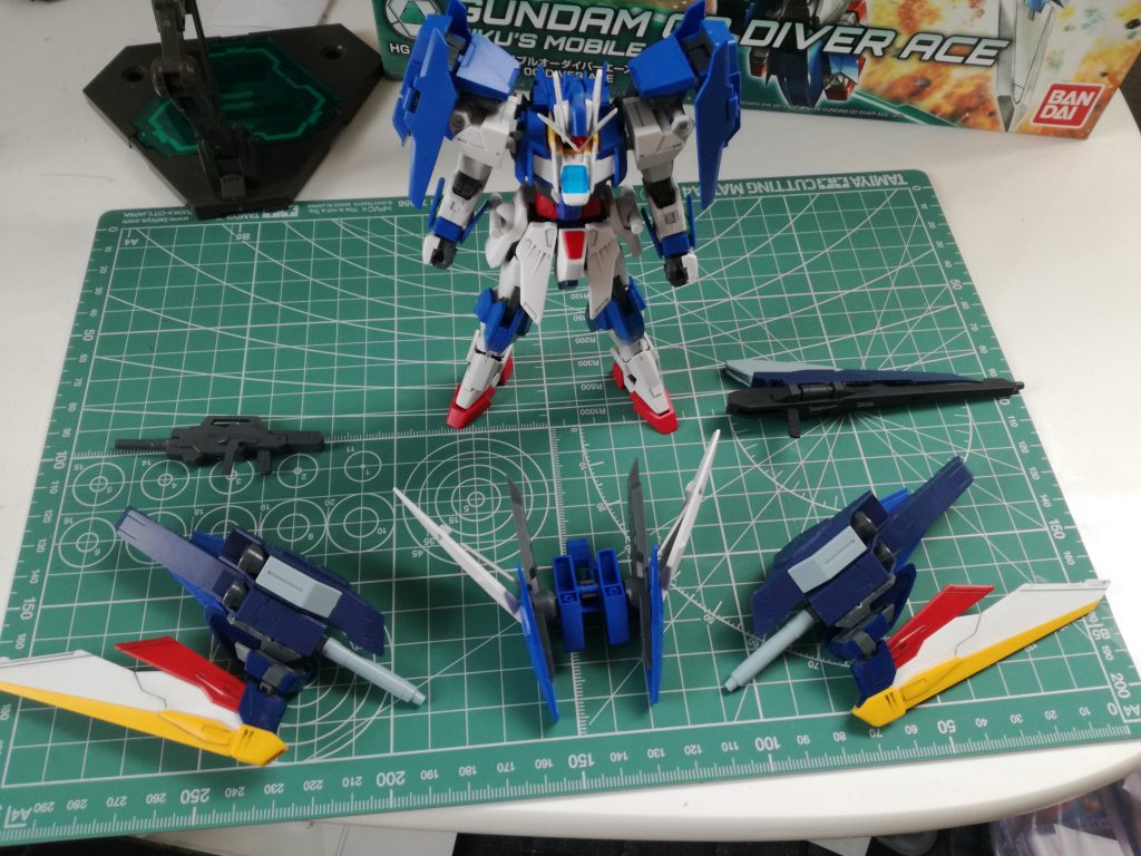 00ダイバー本体
腰周りはスカートが無いのが好きではなかったのでスターバーニングを使用しているのでビームサーベルは左右の腰に装備
00ダイバー右横
バスターライフル
ウイングガンダムのバスターライフルを改修したことで弾数制限は無いがリロード時間がかかる。
00ダイバー左横
ビームライフル
オーソドックスな性能、使いやすい。
00ダイバー前
ダイバーエースユニット
特に改造は無し
00ダイバーエースユニットの左右
イクスユニットⅡ
左右のバインダーに追加装備するバーニアで推進力、姿勢制御を大幅に向上するのとヘ別に装備されたビームカノンは砲身をハイパービームサーベルとしては使用することが出来る。