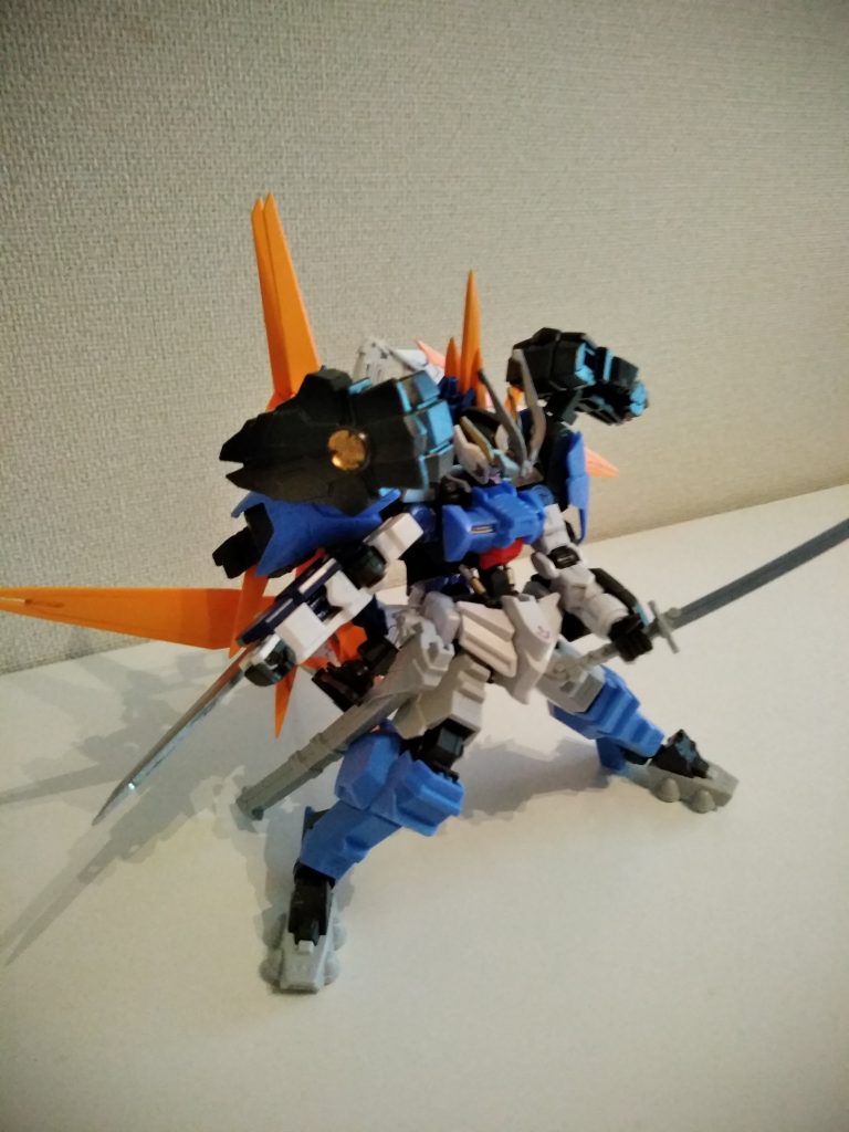 右腕には帯刀、小回りが効き扱いやすい武器です。